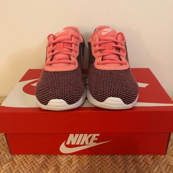 nike tanjun black pink